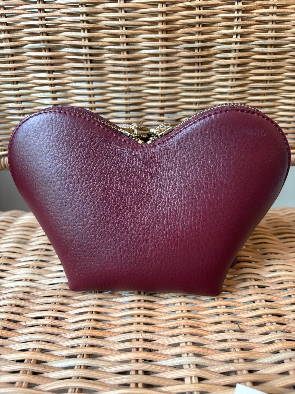 Cuyana Pebbled Leather Heart Pouch in Burgundy with Gold Hardware. New - Picture 3 of 6